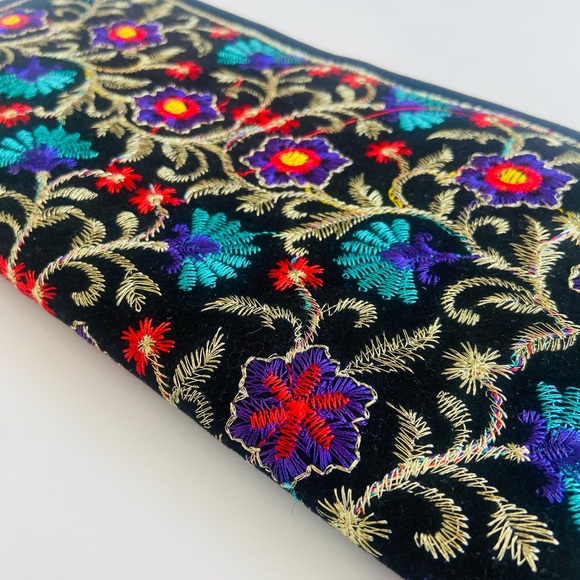 ⭐️ HOST PICK ⭐️ Colorful Handmade Clutch Purse - Picture 2 of 7